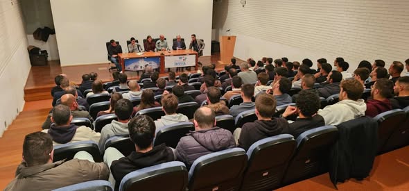 auditório repleto do colóquio subordinado à "Ética, Integridade e saber Comunicar."