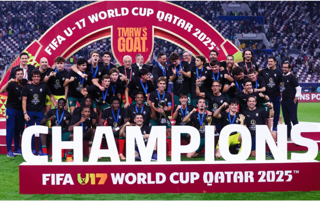 Foto de Portugal a receber o troféu de campeão do mundo de sub 17